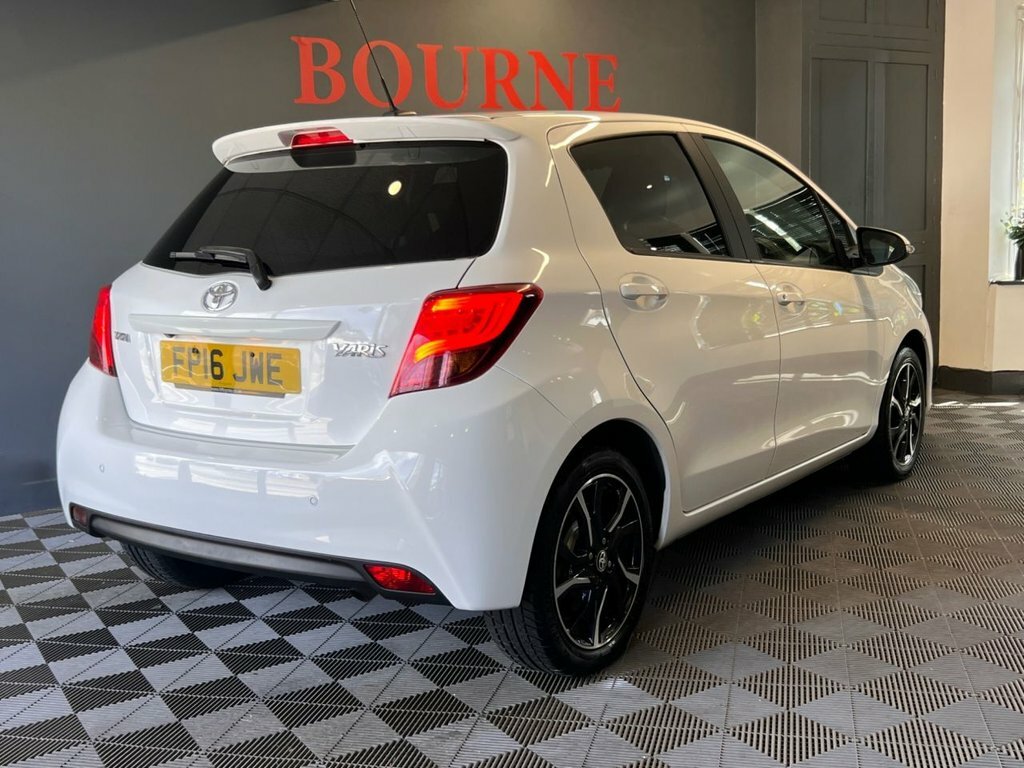 Toyota Yaris 1.3L Design FP16JWE White #4