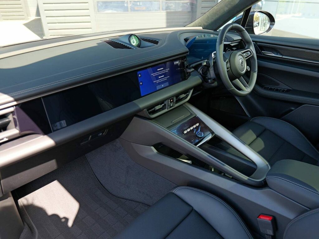 Porsche Macan Electric Black #4