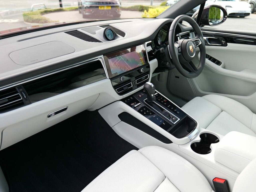 Porsche Macan Petrol Black #4