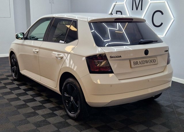 Skoda Fabia Hatchback MW18OWM White #2