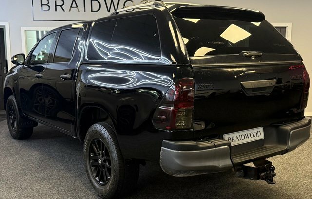 Toyota HILUX Pickup Black #4