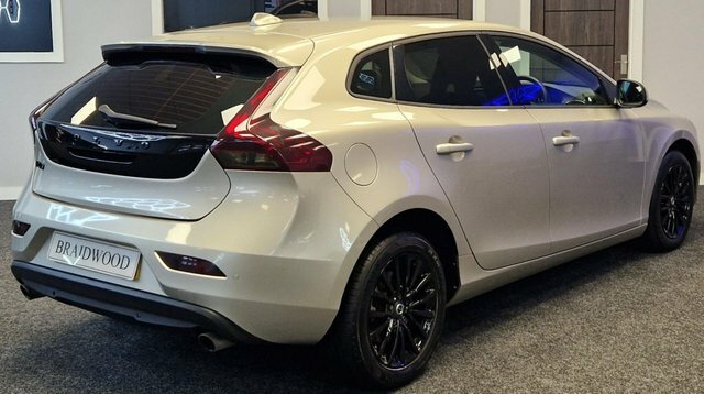 Volvo V40 Hatchback RK17DNY Gold #6