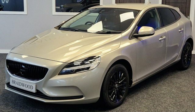 Volvo V40 Hatchback RK17DNY Gold #5