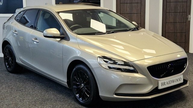 Volvo V40 Hatchback RK17DNY Gold #3