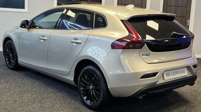 Volvo V40 Hatchback RK17DNY Gold #4