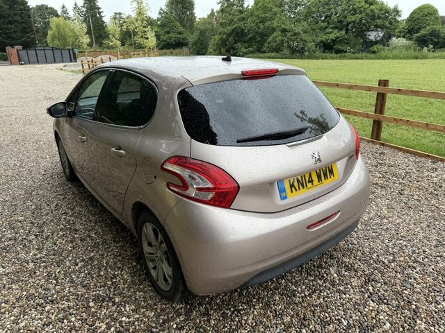 Peugeot 208 Hdi Allure Hatchback Pink #4
