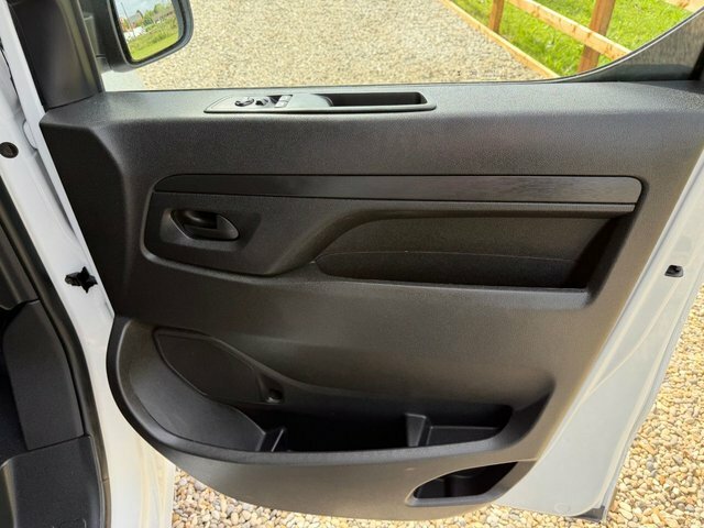 Vauxhall Vivaro Turbo D 2900 Dynamic White #5
