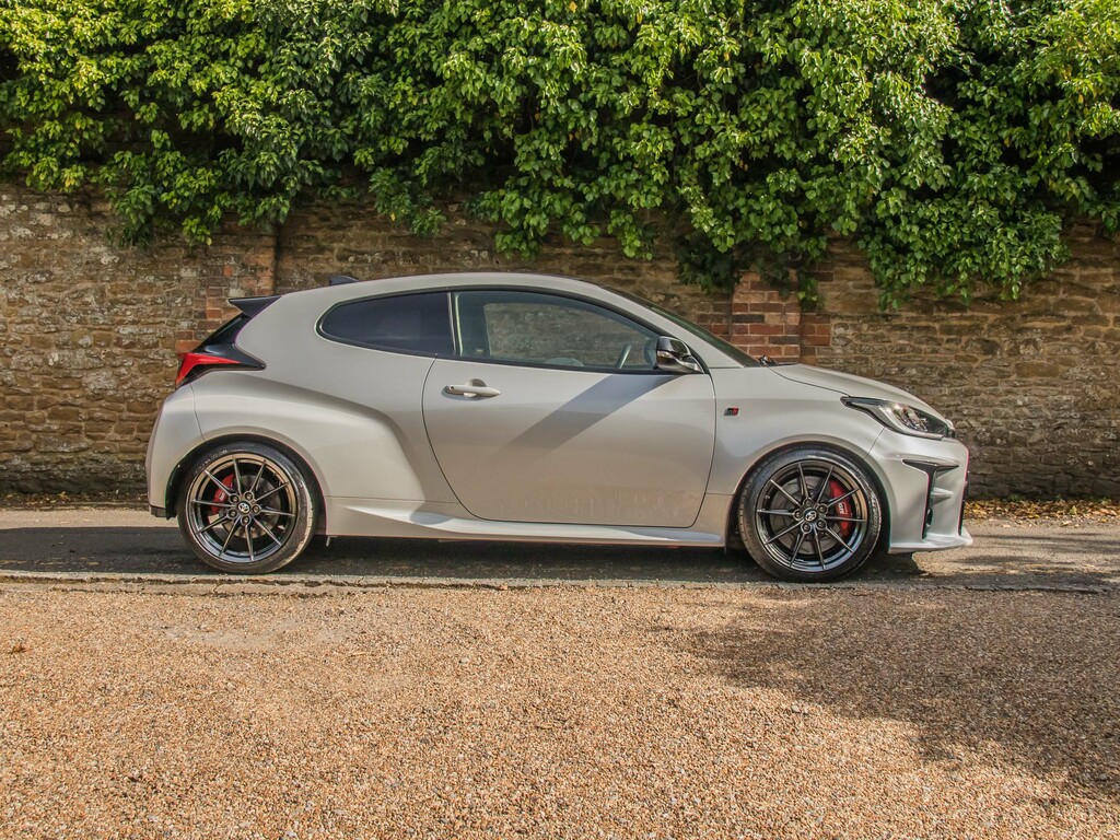 Toyota Yaris Gr-y Circuit White