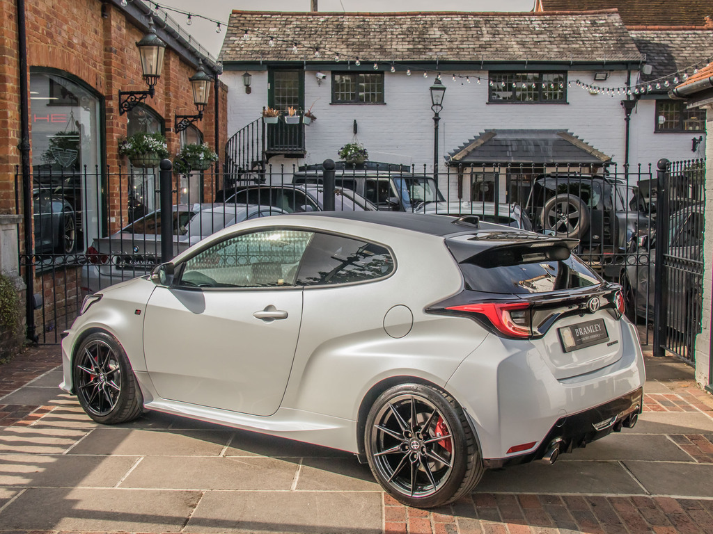 Toyota Yaris Gr-y Circuit YP21WFU White #4