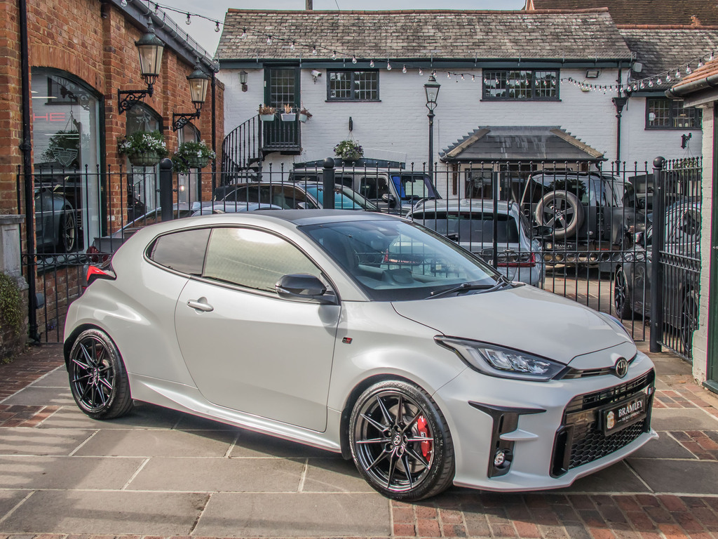 Toyota Yaris Gr-y Circuit YP21WFU White #2