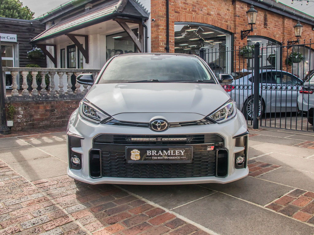 Toyota Yaris Gr-y Circuit YP21WFU White #3