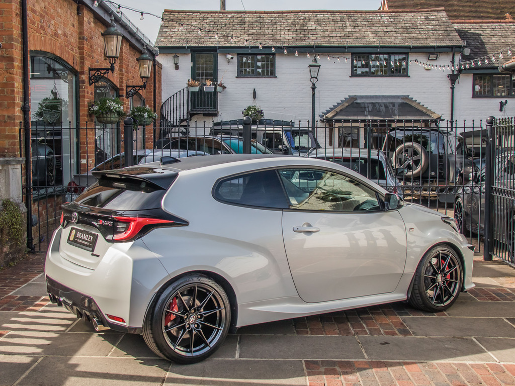 Toyota Yaris Gr-y Circuit YP21WFU White #6