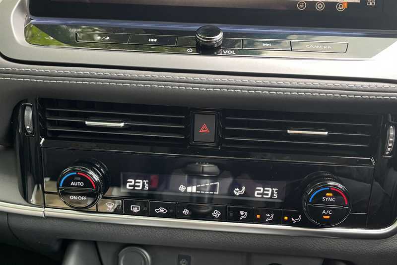 Nissan Qashqai 1.3 Dig-t Mh N-connecta Glass Roof Black #2