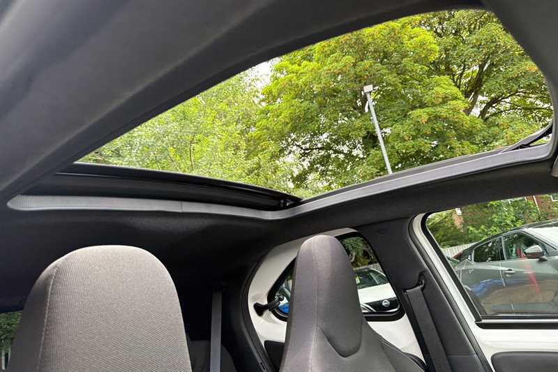 Toyota Aygo X 1.0 Vvt-i Edge MD23XPO White #2