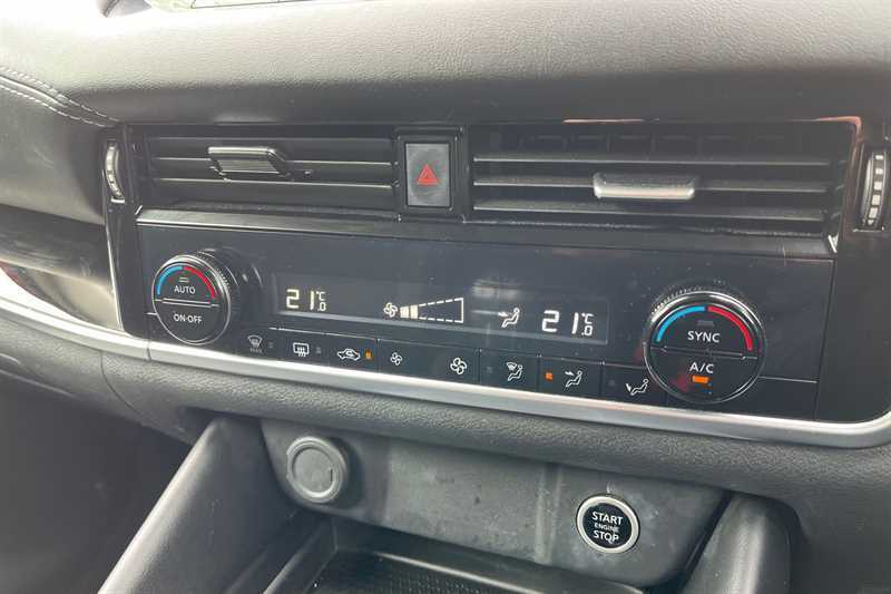 Nissan Qashqai 1.3 Dig-t Mh N-connecta Red