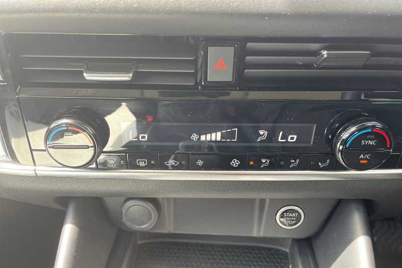 Nissan Qashqai 1.3 Dig-t Mh 158 N-connecta Xtronic DN24HJY White #2
