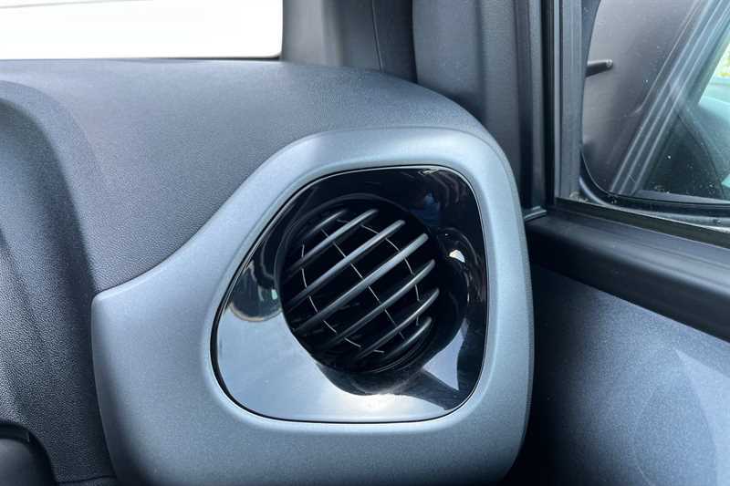Toyota Aygo 1L X-play White #46