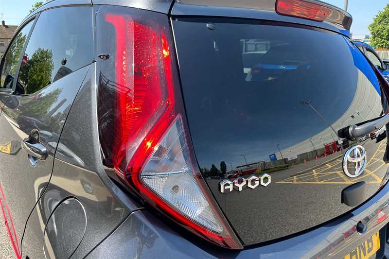 Toyota Aygo 1L X-play White #49