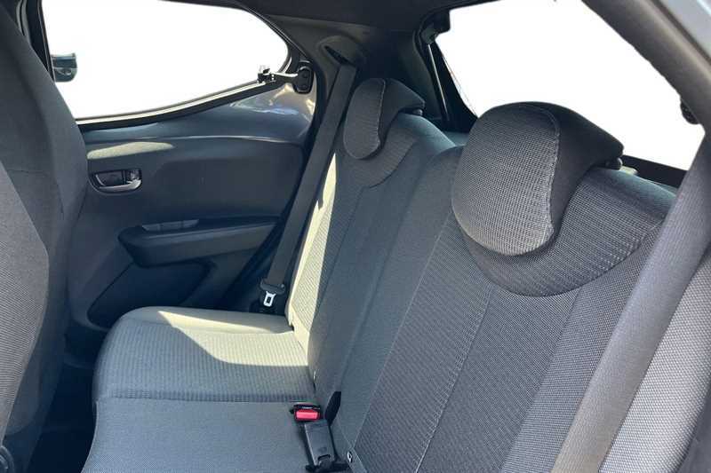 Toyota Aygo 1L X-play White #8