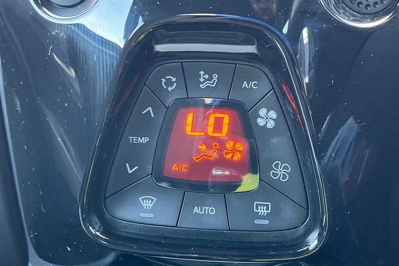 Toyota Aygo 1L X-play White #16