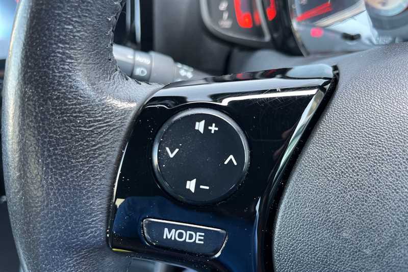 Toyota Aygo 1L X-play White #17