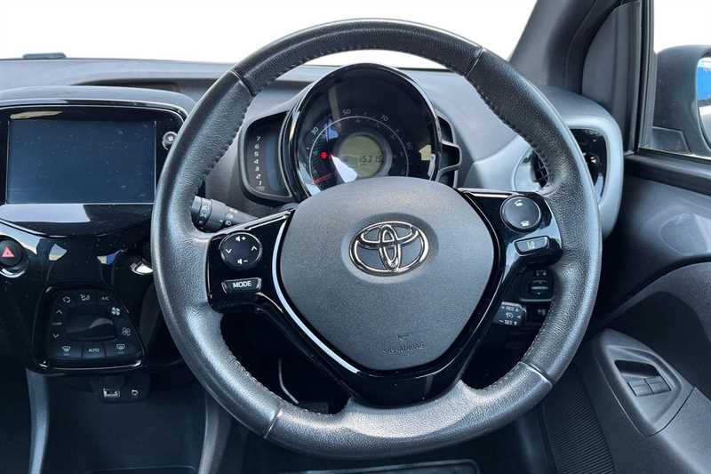 Toyota Aygo 1L X-play White #13