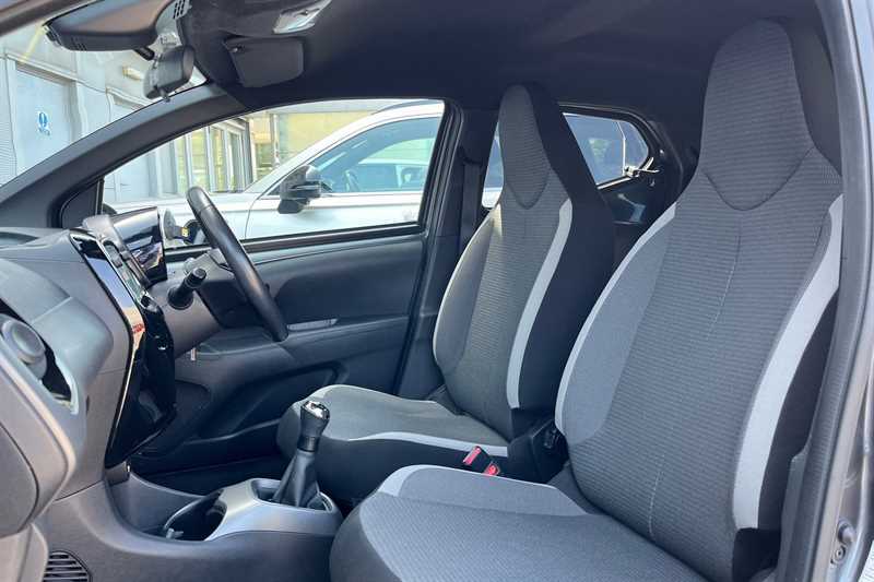 Toyota Aygo 1L X-play White #36