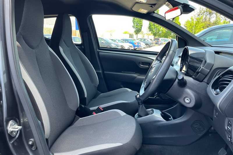 Toyota Aygo 1L X-play White #31