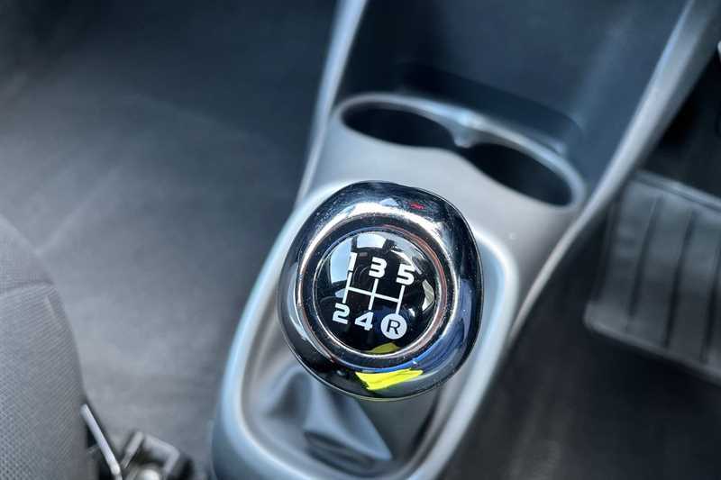 Toyota Aygo 1L X-play White #24