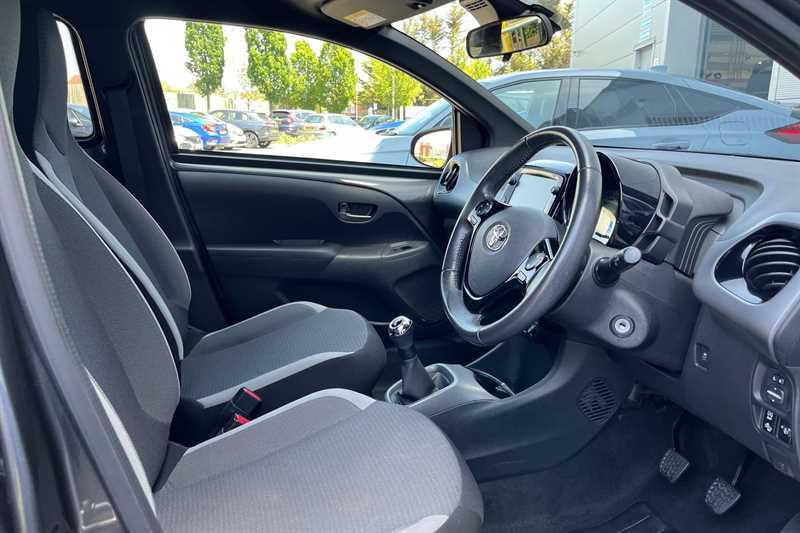 Toyota Aygo 1L X-play White #30
