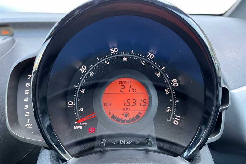 Toyota Aygo 1L X-play White #11