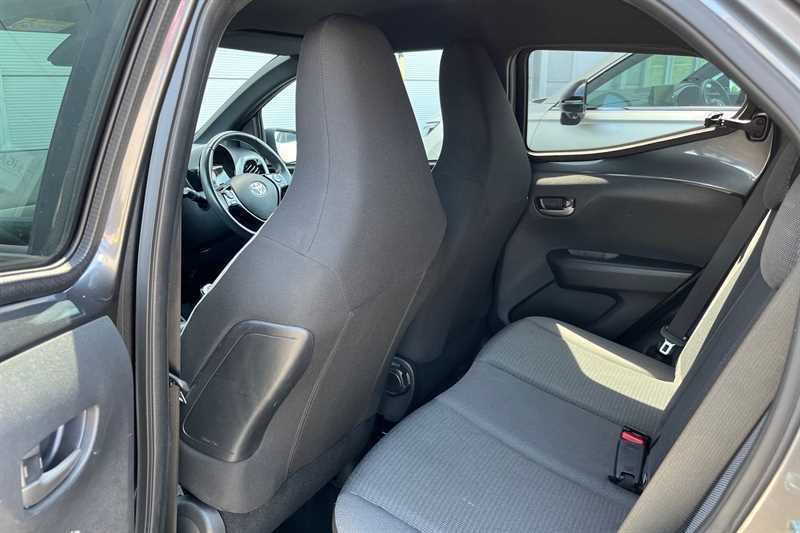 Toyota Aygo 1L X-play White #38