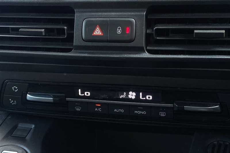 Vauxhall Combo-e Life Prime White #12