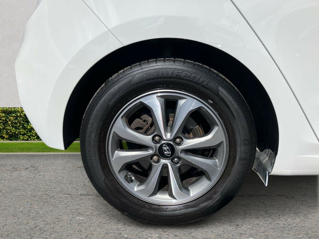Hyundai I20 Hatchback White #9