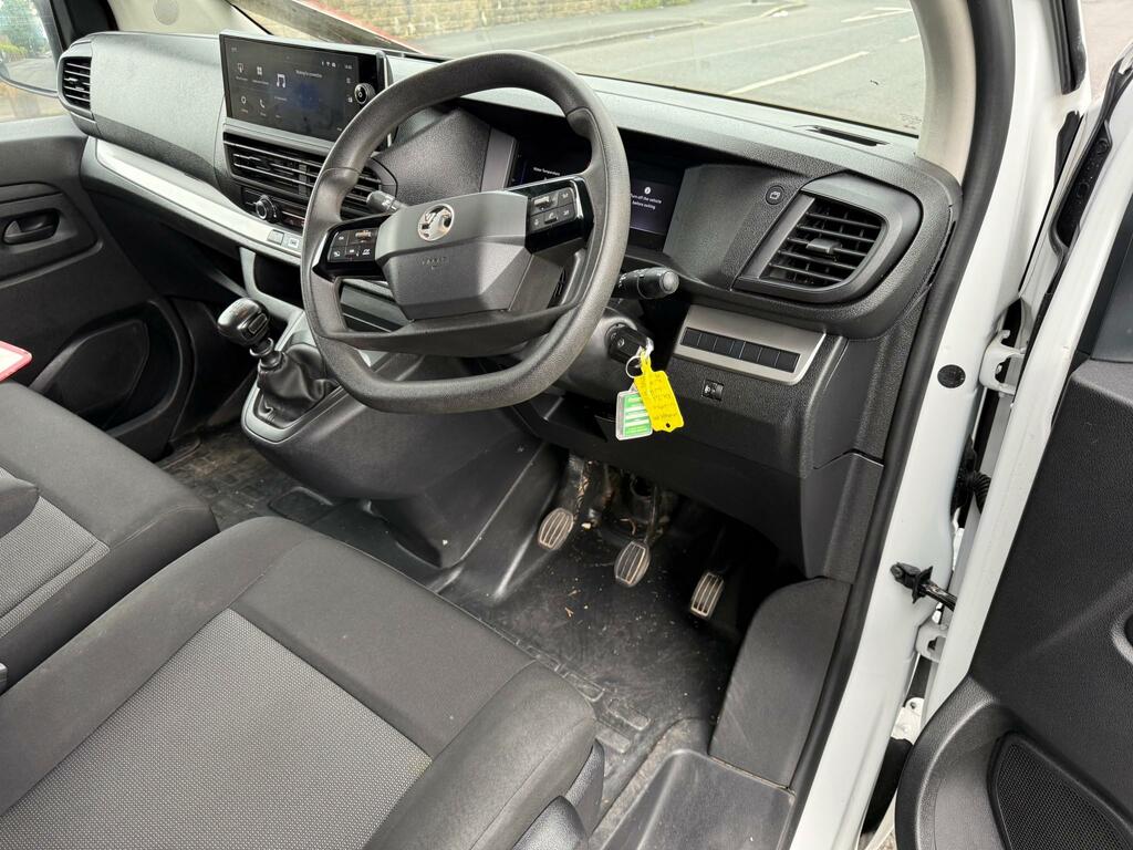 Vauxhall Vivaro F2900 Prime White #4