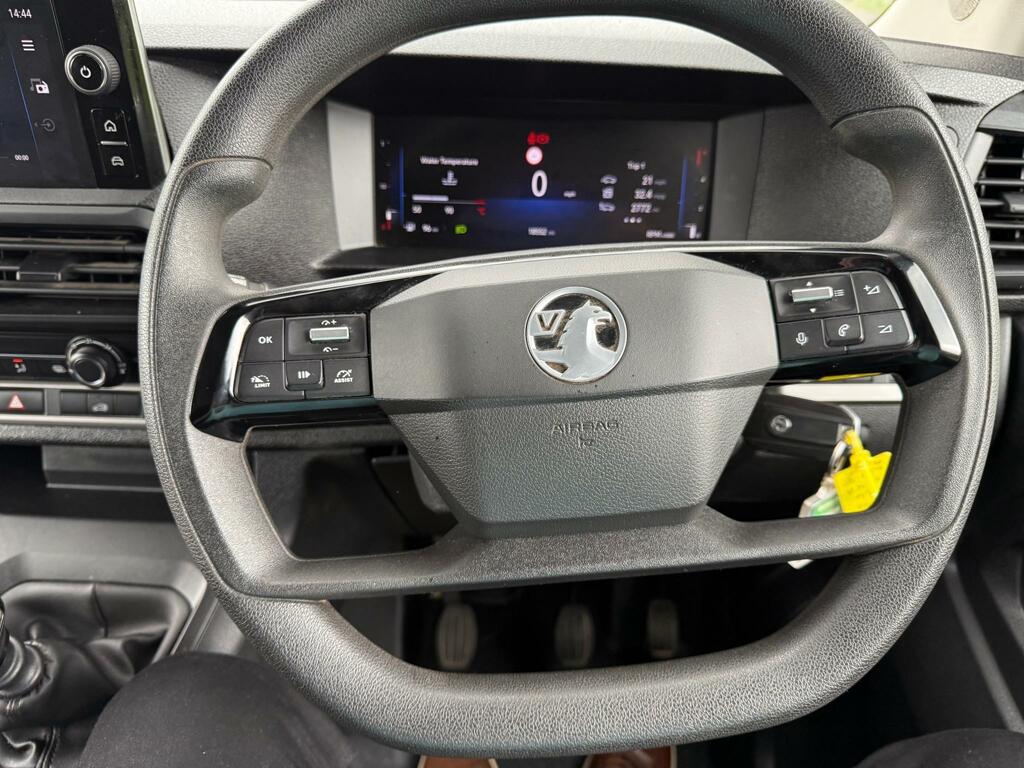 Vauxhall Vivaro F2900 Prime White #5