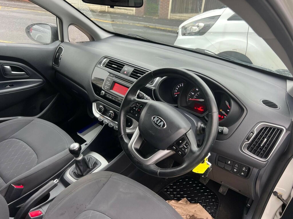 Kia RIO Hatchback 1.25 2 Euro 6 201666 YX66NLD White #4