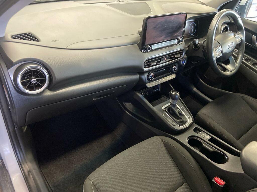 Hyundai Kona Hatchback White #9