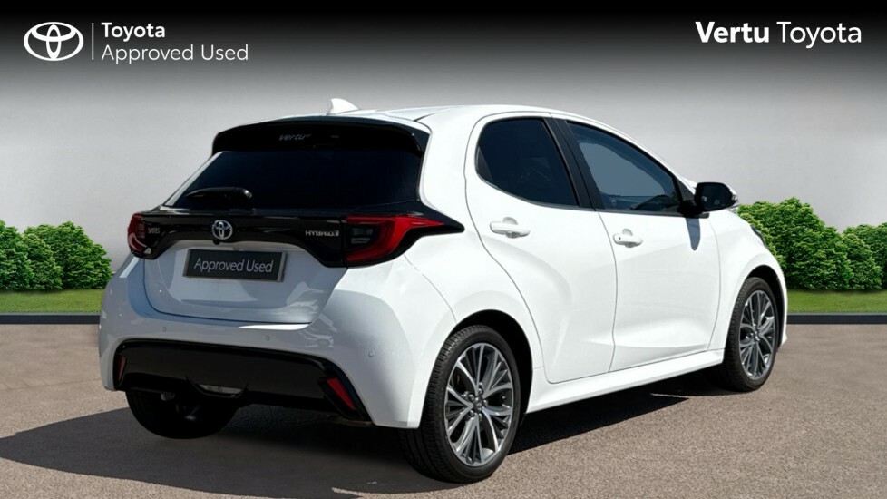 Toyota Yaris Excel White #2