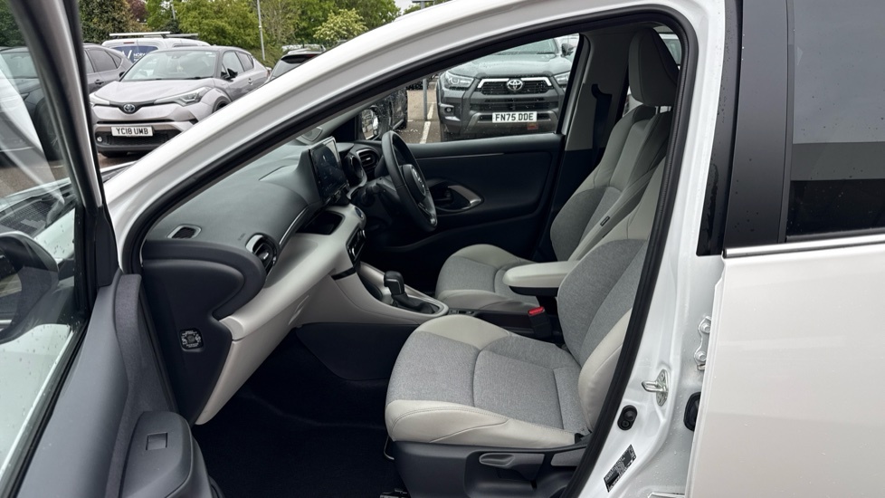 Toyota Yaris Excel White #5