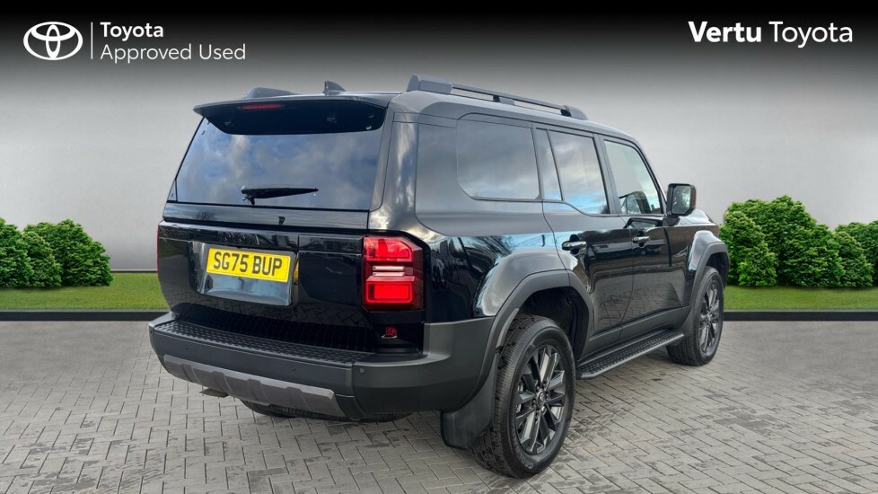 Toyota Land Cruiser Invincible SG75BUP Black #2