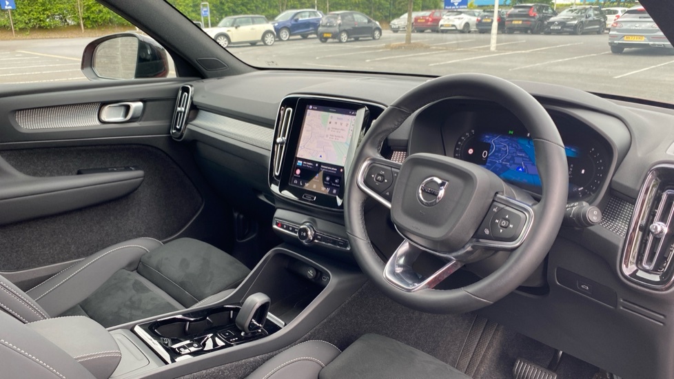 Volvo XC40 Plus Red #4