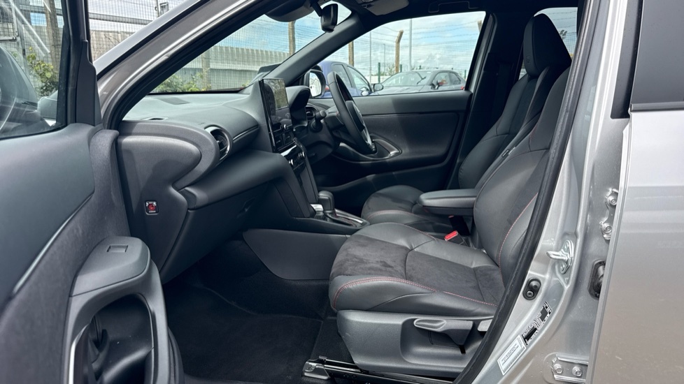 Toyota Yaris Cross Gr Sport WG75EPN White #5