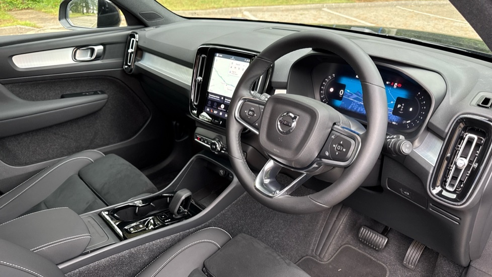 Volvo XC40 Plus Black Edition MJ75JSY Black #4