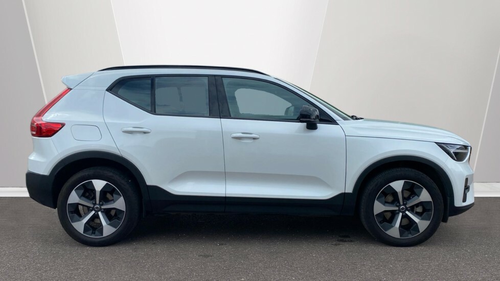 Volvo XC40 Plus White #3