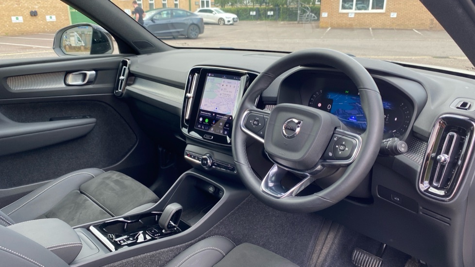 Volvo XC40 Plus White #4