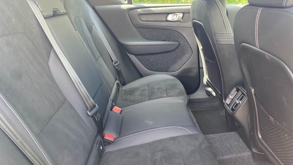 Volvo XC40 Plus Black #6
