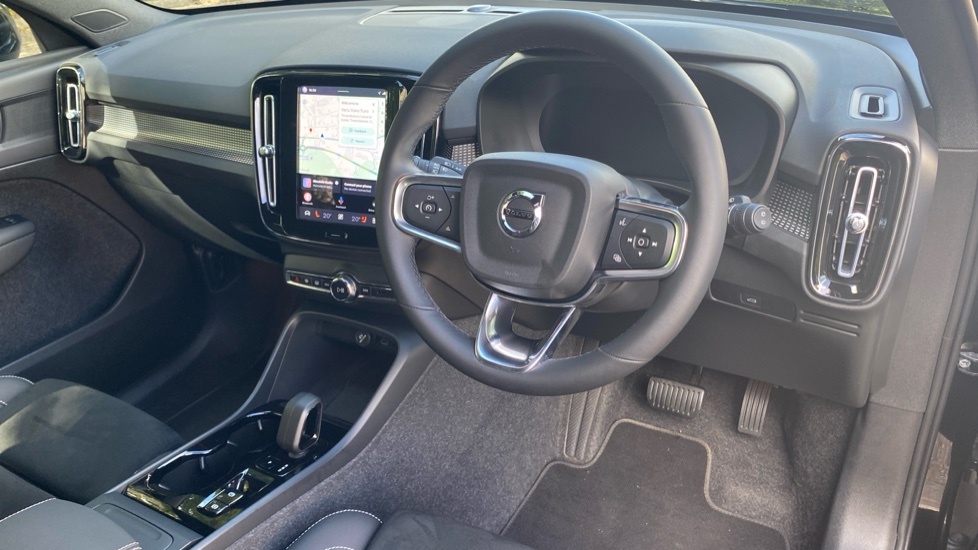 Volvo XC40 Plus Black #4