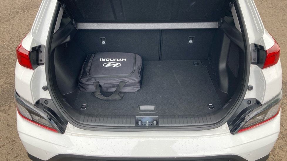Hyundai Kona Premium White #4