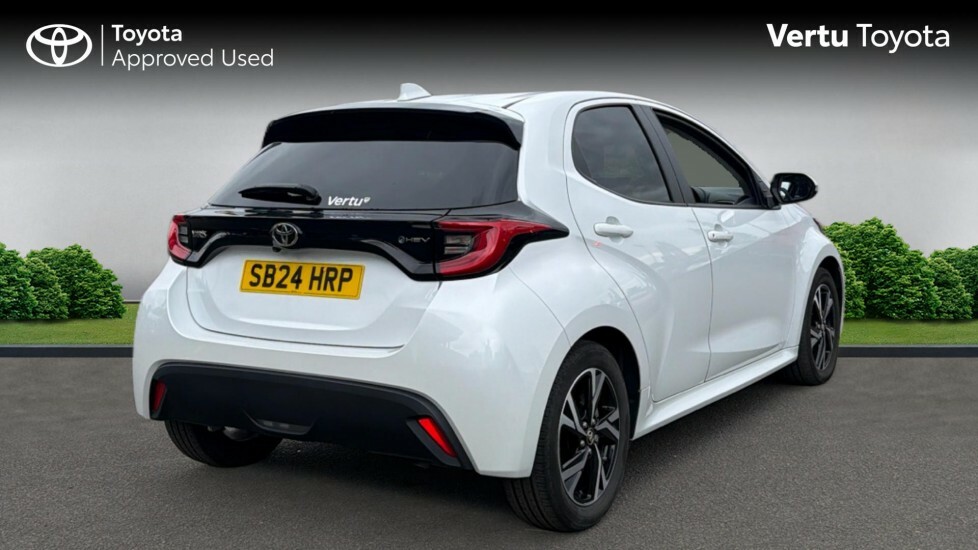 Toyota Yaris Design SB24HRP White #2